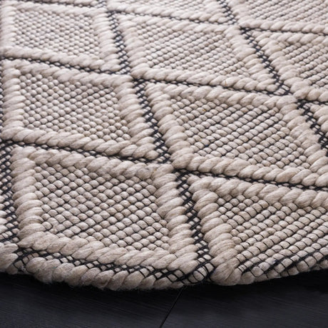 Safavieh Marbella 6'-0" x 6'-0" Rug in Silver / Black