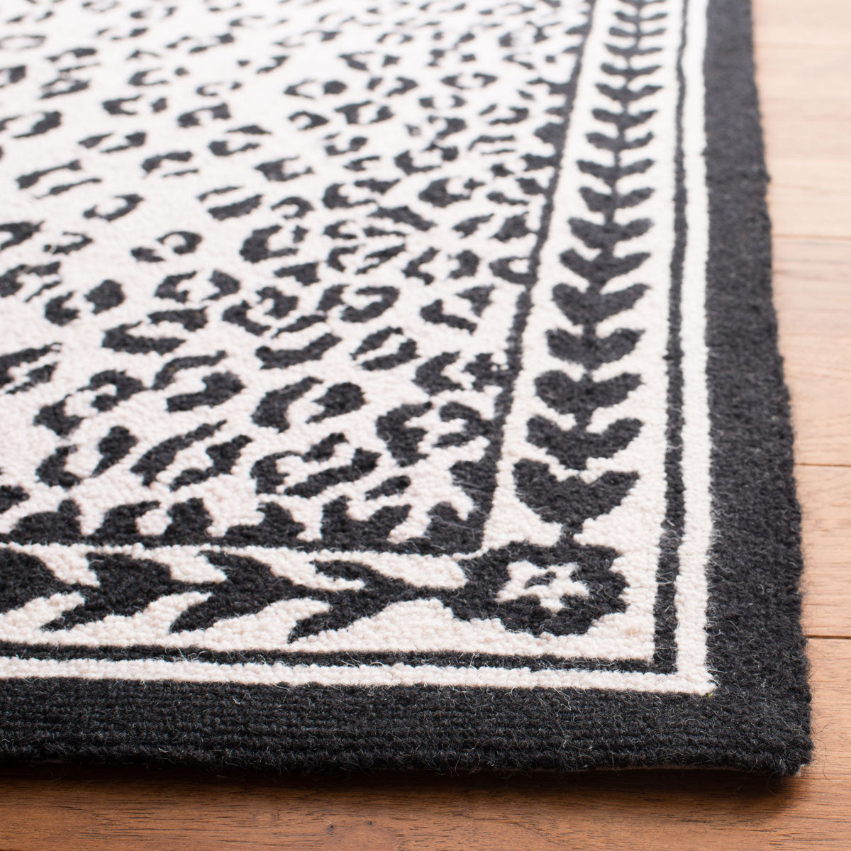 Safavieh Chelsea hk15c White / Black Rugs