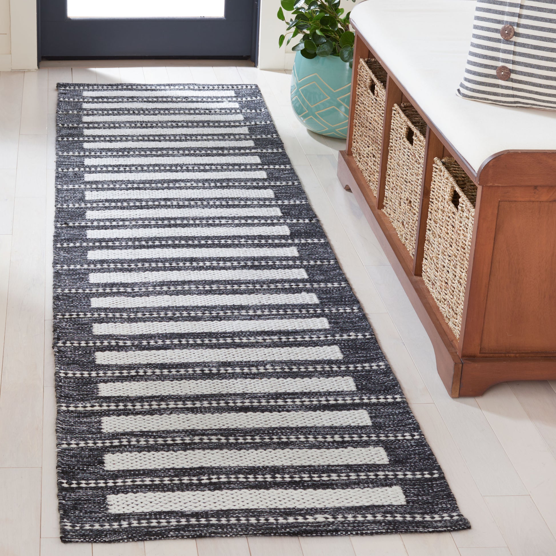 Safavieh Kilim Klm441Z Black/Ivory Area Rug