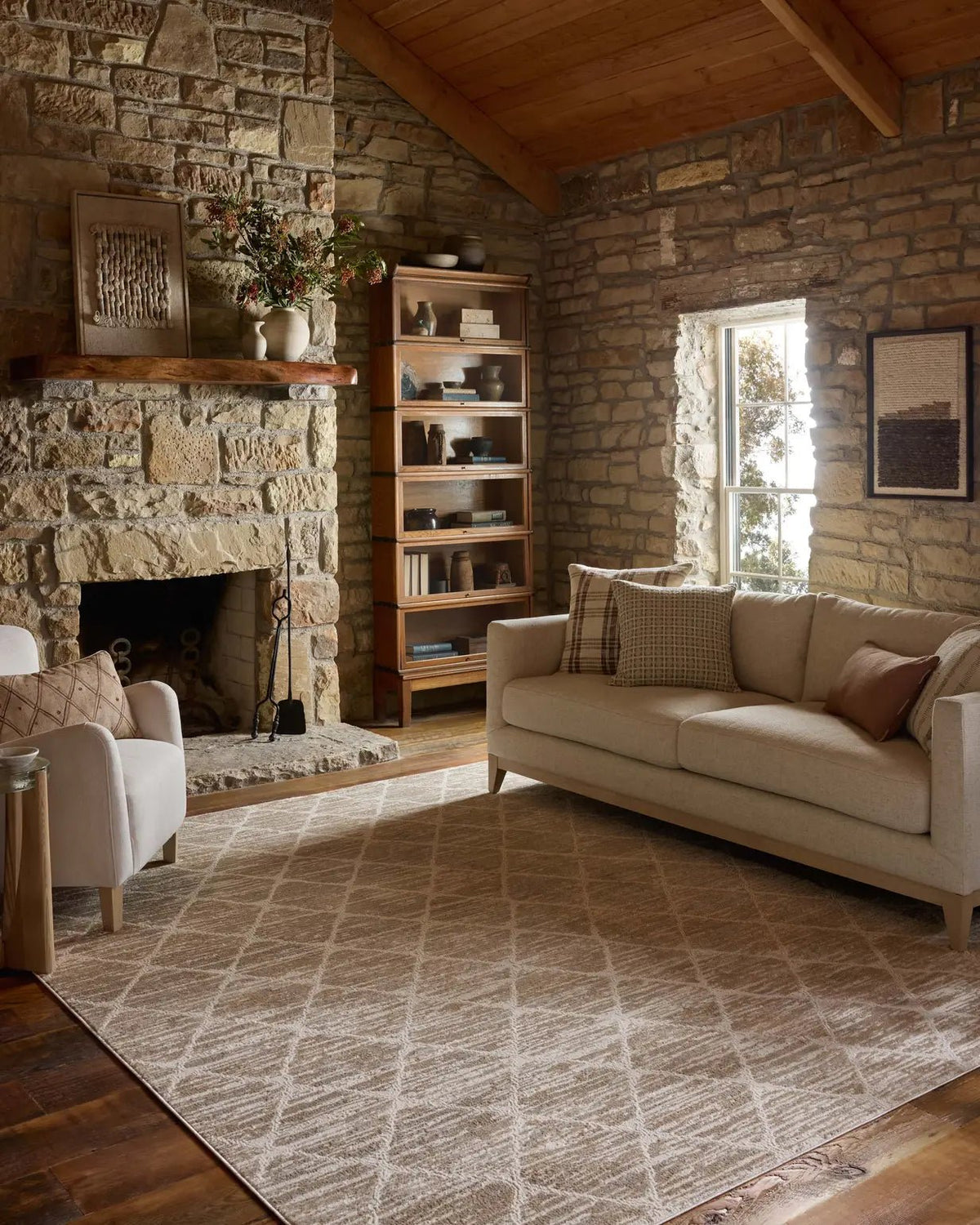 Loloi Townes TOW-01 Pebble / Beige Rug - room scene 3