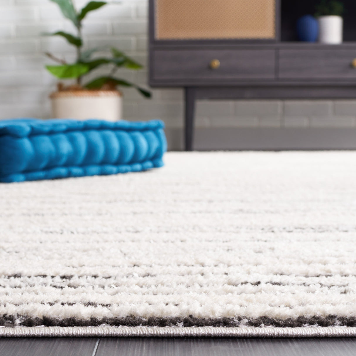 Safavieh Melody Mel116A Ivory/Black Rug.
