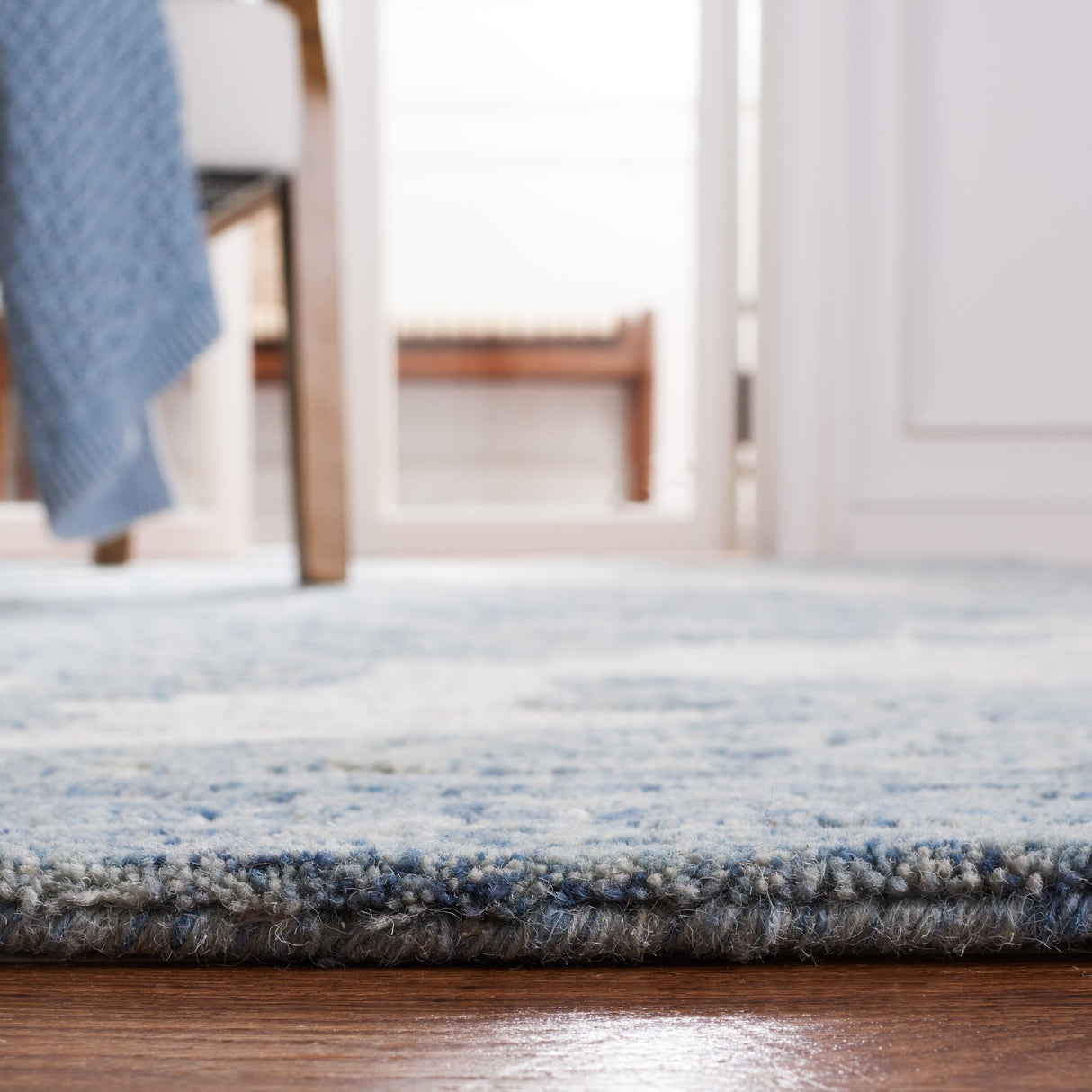 Safavieh Metro Met616M Blue/Ivory Rug.