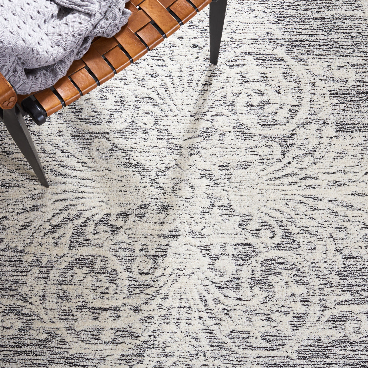 Safavieh Metro Met616Z Ivory/Black Rug.