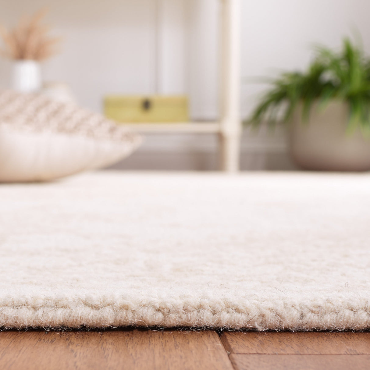 Safavieh Metro Met874B Beige/Ivory Rug.