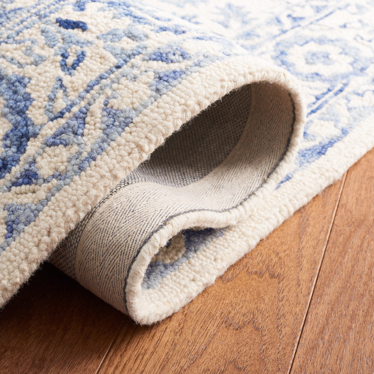 Safavieh Metro Met874M Blue/Ivory Rug.