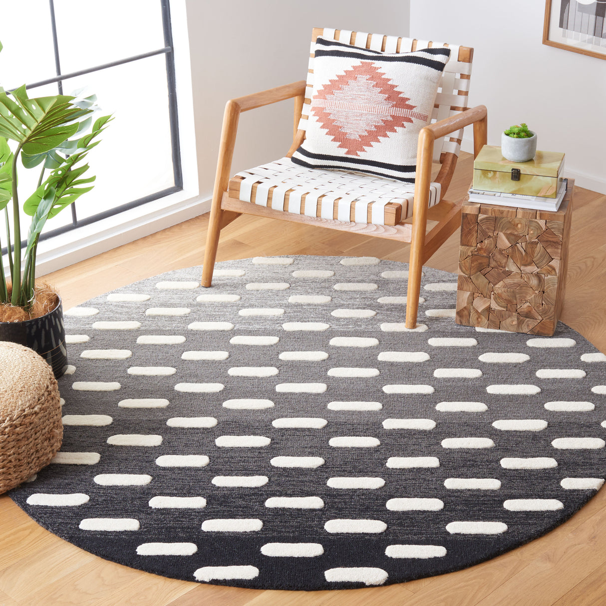 Safavieh Metro Met882Z Black/Ivory Rug.