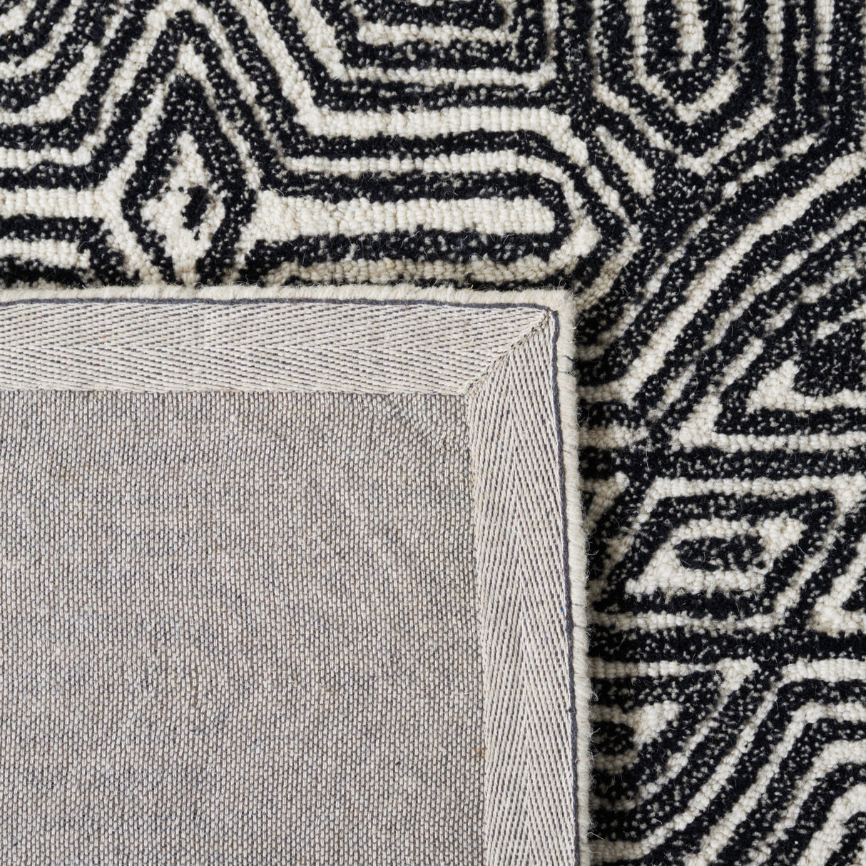 Safavieh Micro-Loop Mlp956Z Ivory/Black Rug.