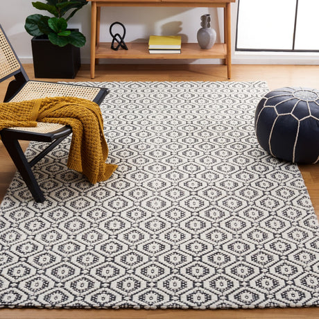 Safavieh Marbella Mrb325Z Black/Ivory Rug.