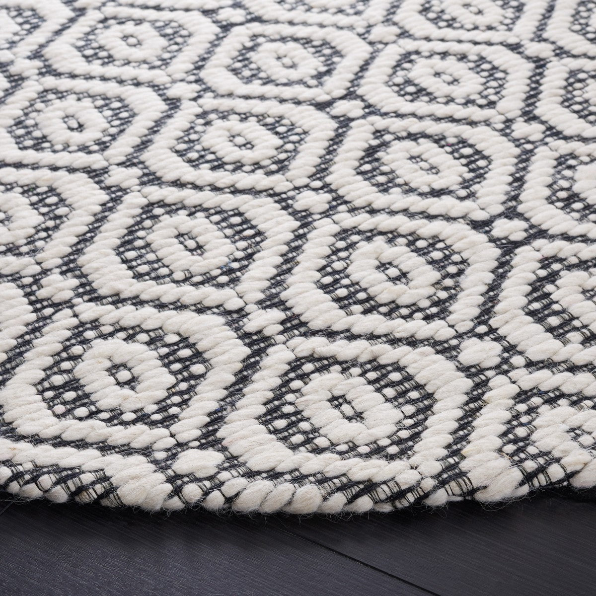Safavieh Marbella Mrb325Z Black/Ivory Rug.