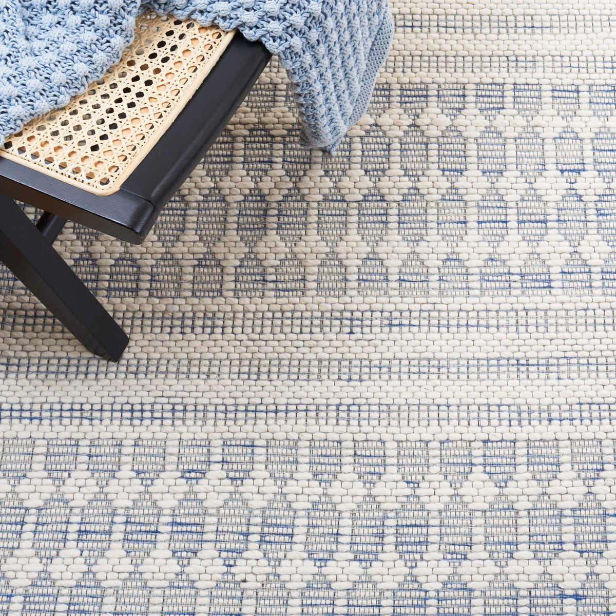 Safavieh Marbella Mrb327N Navy/Ivory Rug.