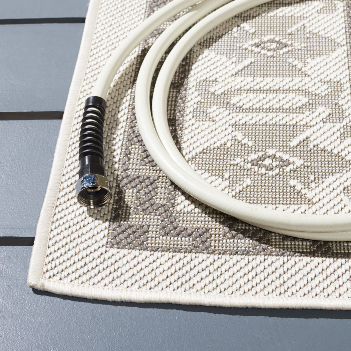 Safavieh Martha Stewart Indoor Outdoor Msro327F Grey/Ivory Rug.