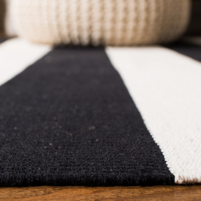 Safavieh Montauk Mtk712D Black / White Rugs