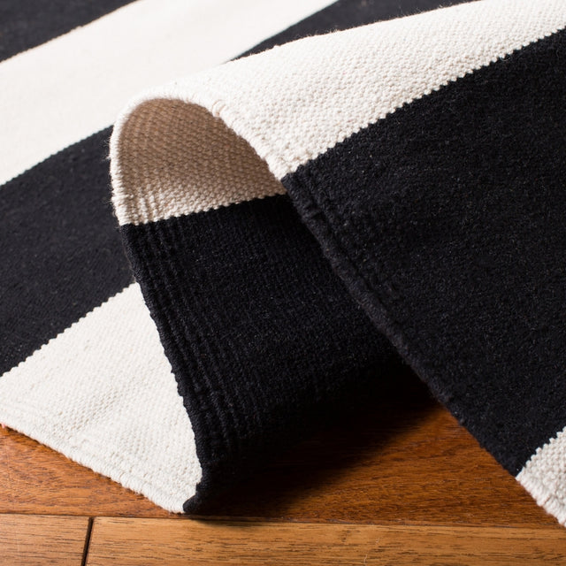 Safavieh Montauk Mtk712D Black / White Rugs