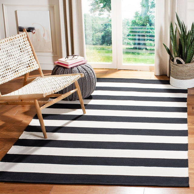 Safavieh Montauk Mtk712D Black / White Rugs