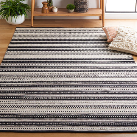 Safavieh Montauk Mtk726Z Black/Ivory Rug.