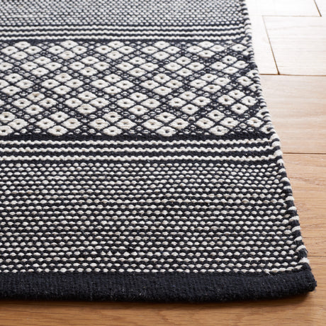 Safavieh Montauk Mtk727Z Black/Ivory Rug.