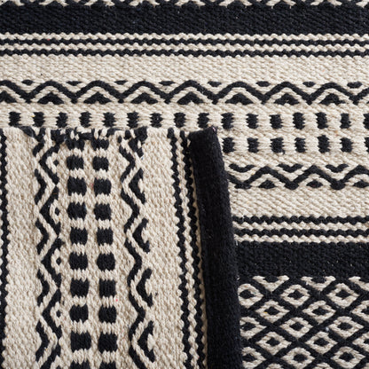 Safavieh Montauk Mtk728Z Black/Ivory Area Rug