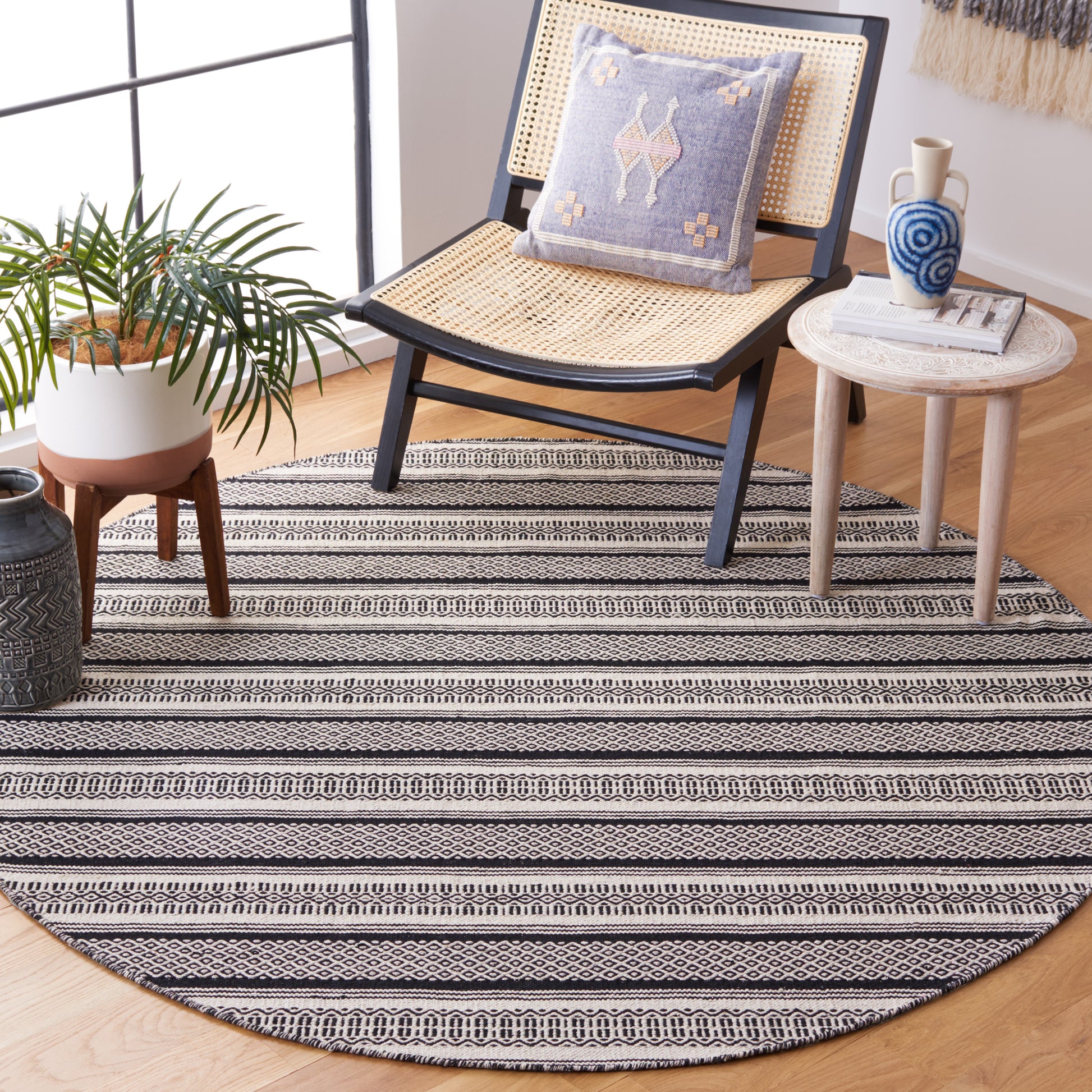 Safavieh Montauk Mtk728Z Black/Ivory Area Rug