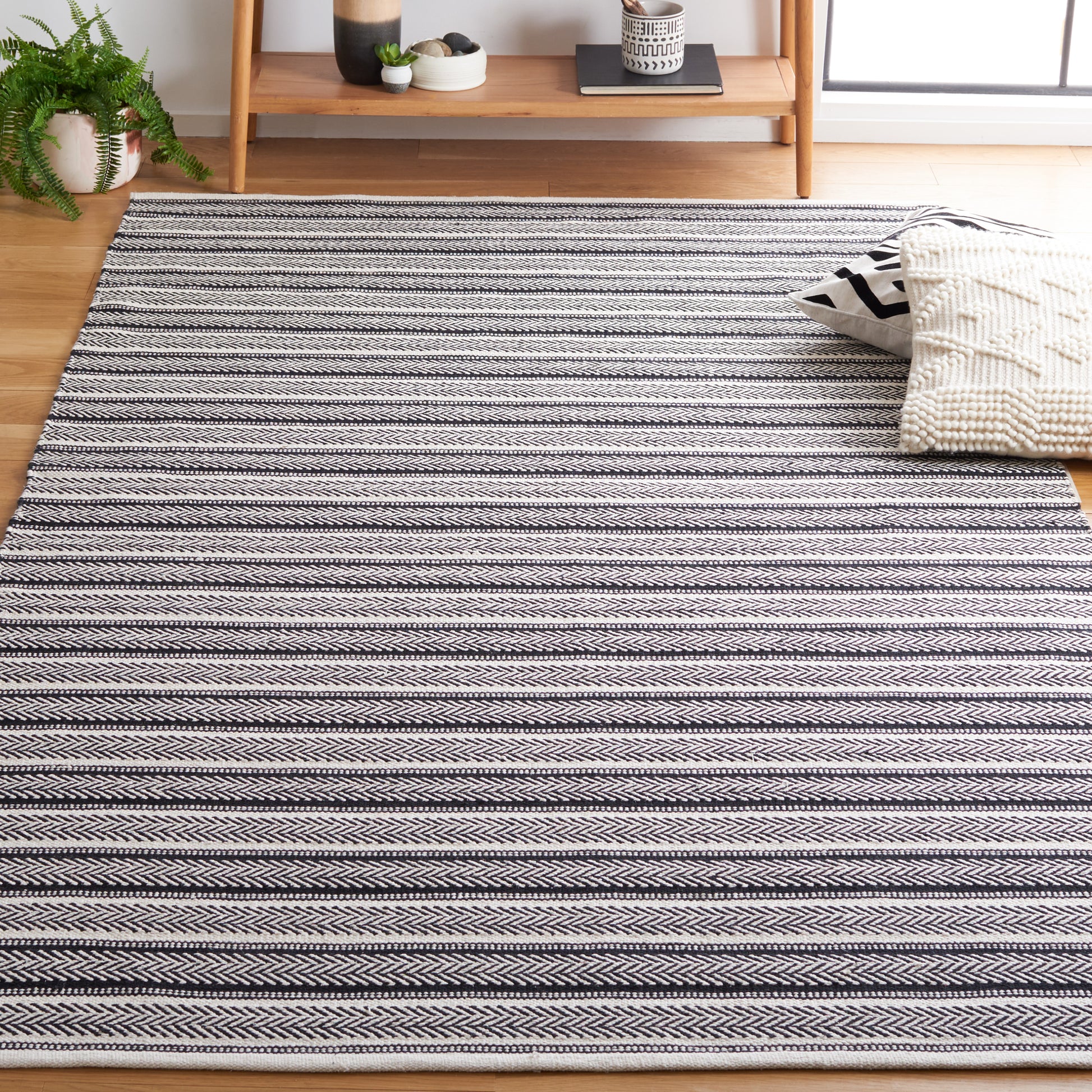 Safavieh Montauk Mtk730Z Black/Ivory Area Rug