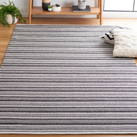 Safavieh Montauk Mtk730Z Black/Ivory Rug.