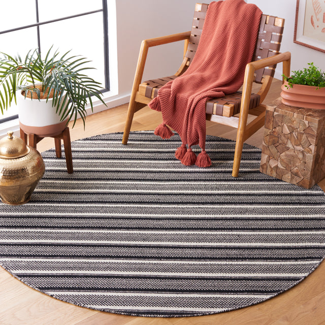 Safavieh Montauk Mtk730Z Black/Ivory Rug.