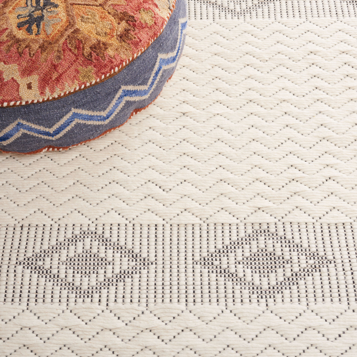 Safavieh Natura Nat204Z Ivory/Black Rug.