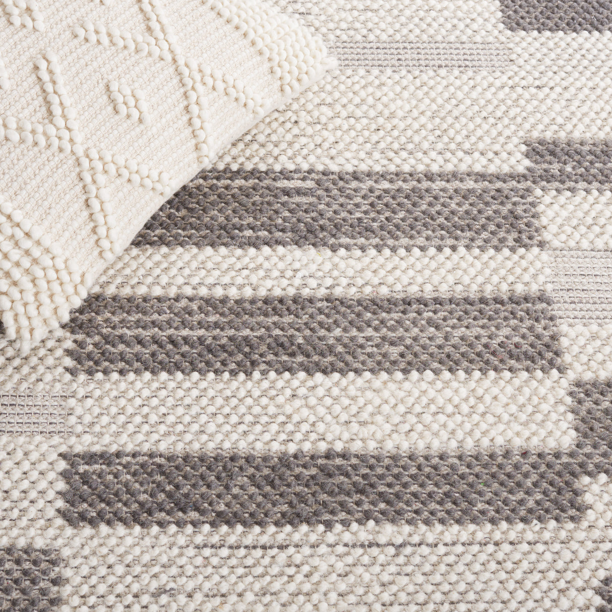 Safavieh Natura Nat225H Ivory/Dark Grey Rug.