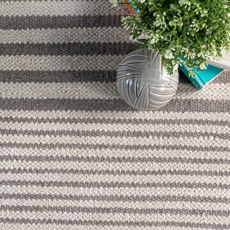 Nuloom Rose Stripe Nro1376B Light Gray Rug.