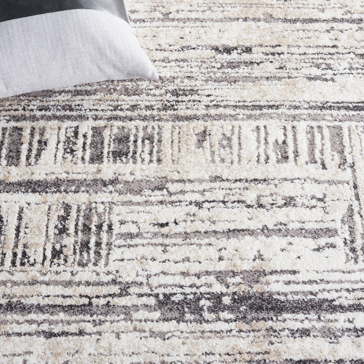 Safavieh Opal Oal420A Ivory/Dark Grey Rug.