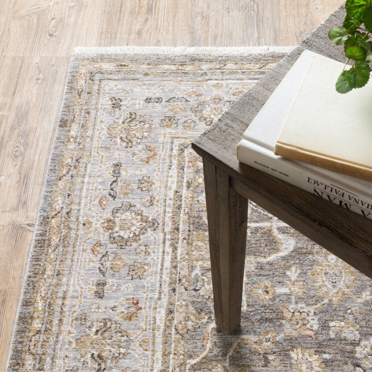 Oriental Weavers Sphinx Maharaja 040M1 Grey/ Gold Rugs.