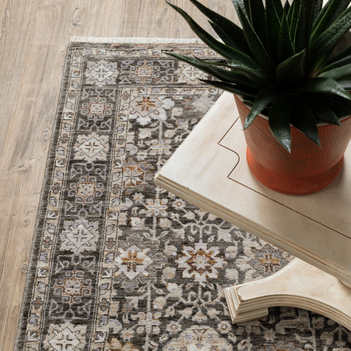 Oriental Weavers Sphinx Maharaja 071N1 Charcoal/ Ivory Rugs.