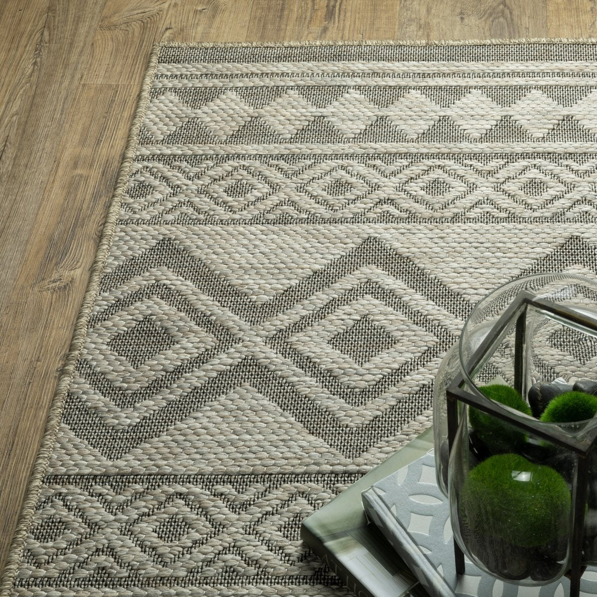 Oriental Weavers Sphinx Tortuga Tr03A Beige/ Black Rug.