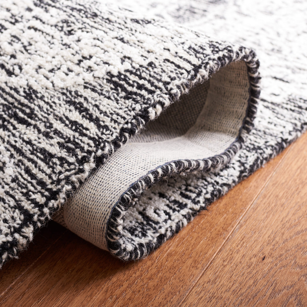 Safavieh Precious Pre303Z Black/Ivory Rug.
