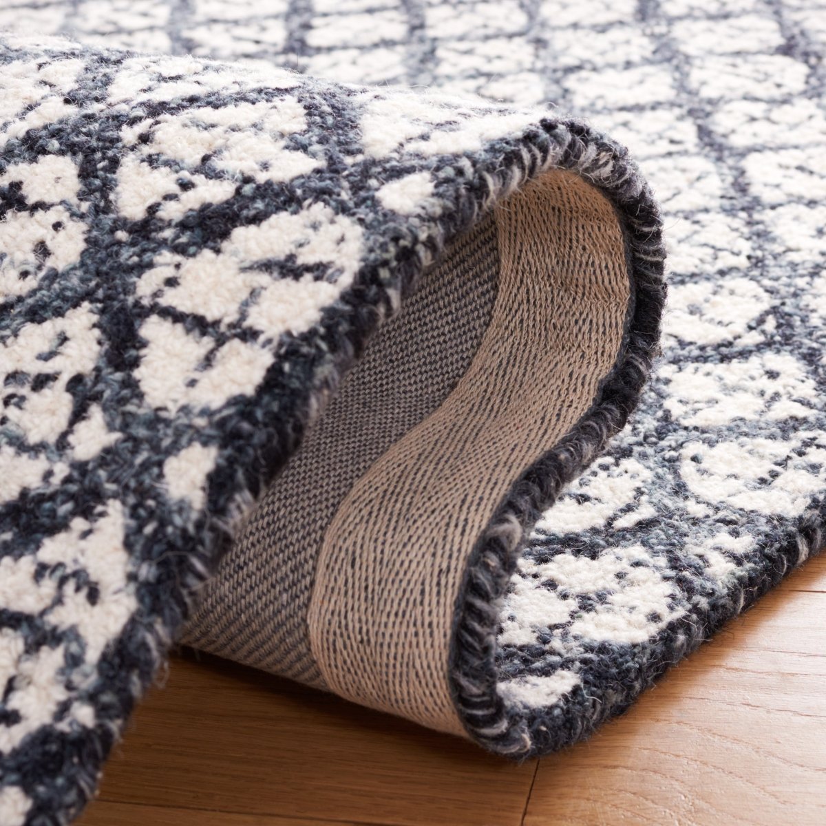 Safavieh Abstract Abt203N Ivory/Navy Rug.