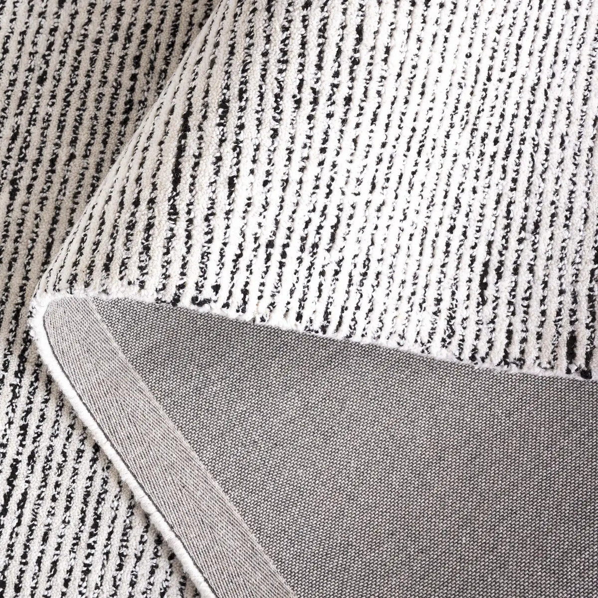 Safavieh Abstract 4'-0" x 6'-0" Rug in Ivory / Black