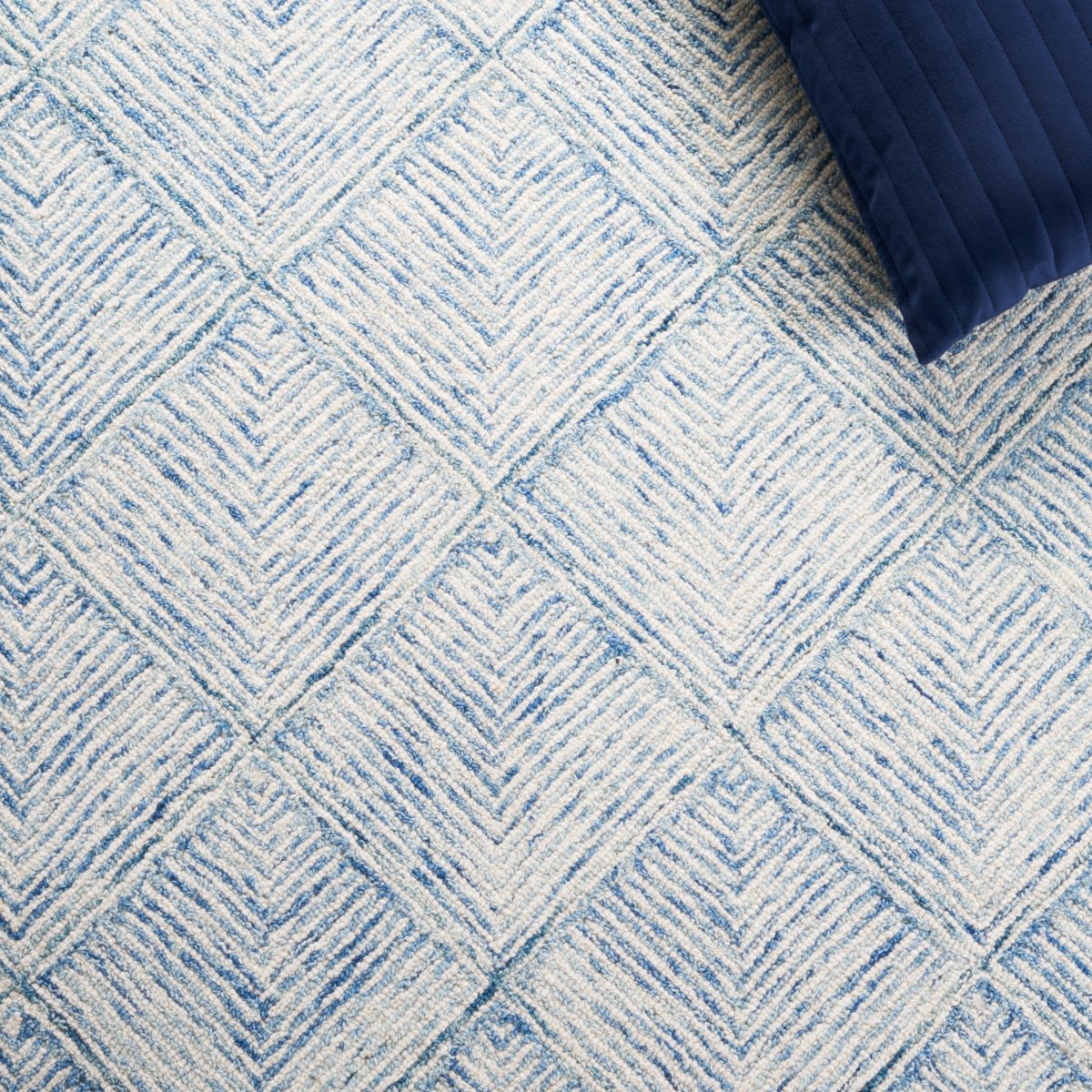 Safavieh Abstract Abt428M Blue/Ivory Rug.