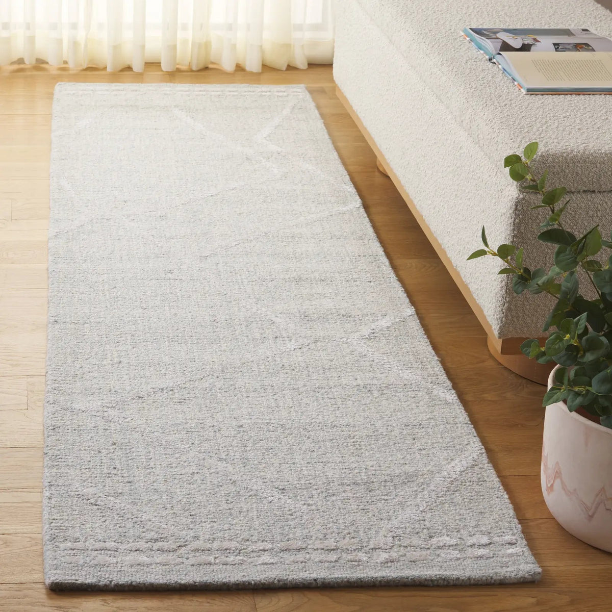 Safavieh Abstract 2'-3" x 8'-0" Rug in Light Grey / Ivory