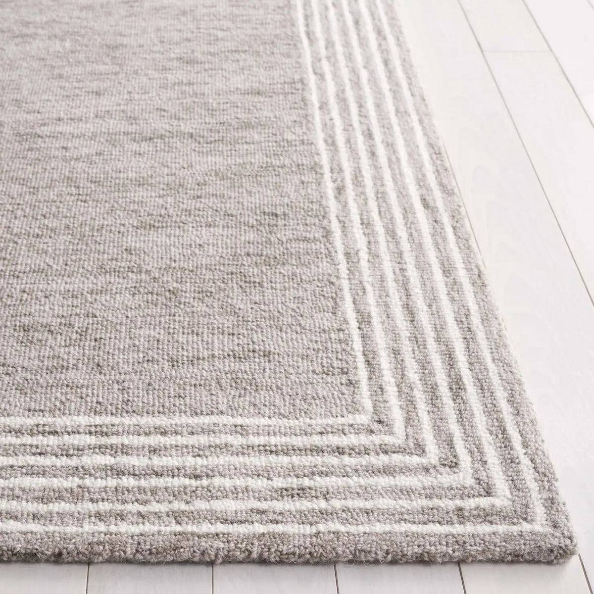 Safavieh Abstract 4'-0" x 6'-0" Rug in Beige / Ivory