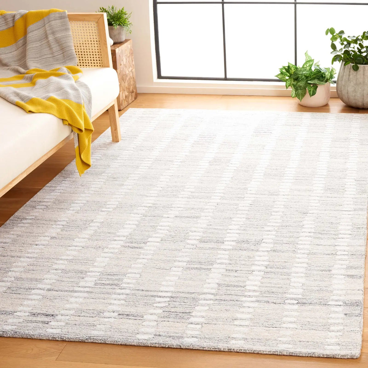 Safavieh Abstract 4'-0" x 6'-0" Rug in Silver / Ivory