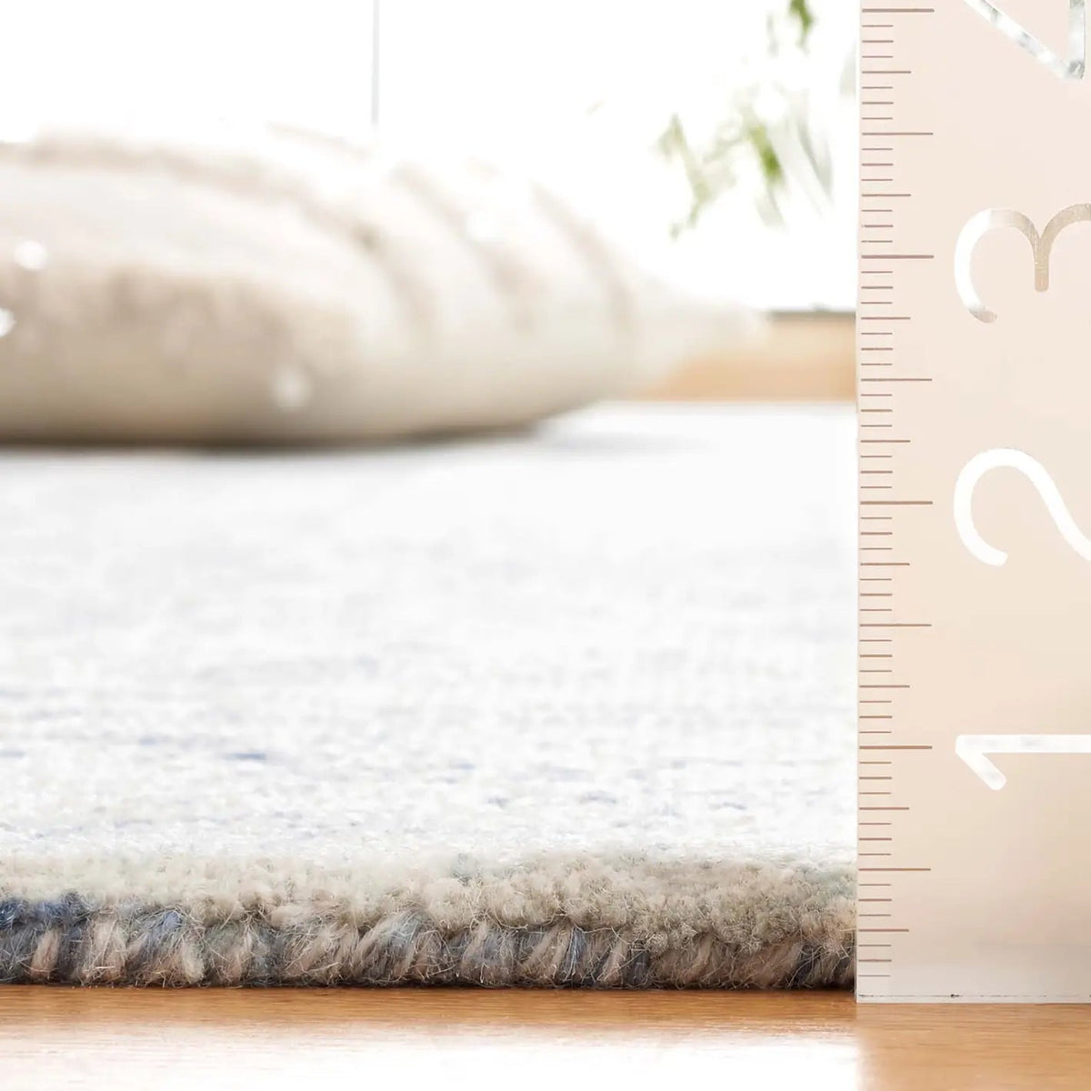 Safavieh Abstract 4'-0" x 6'-0" Rug in Blue / Ivory