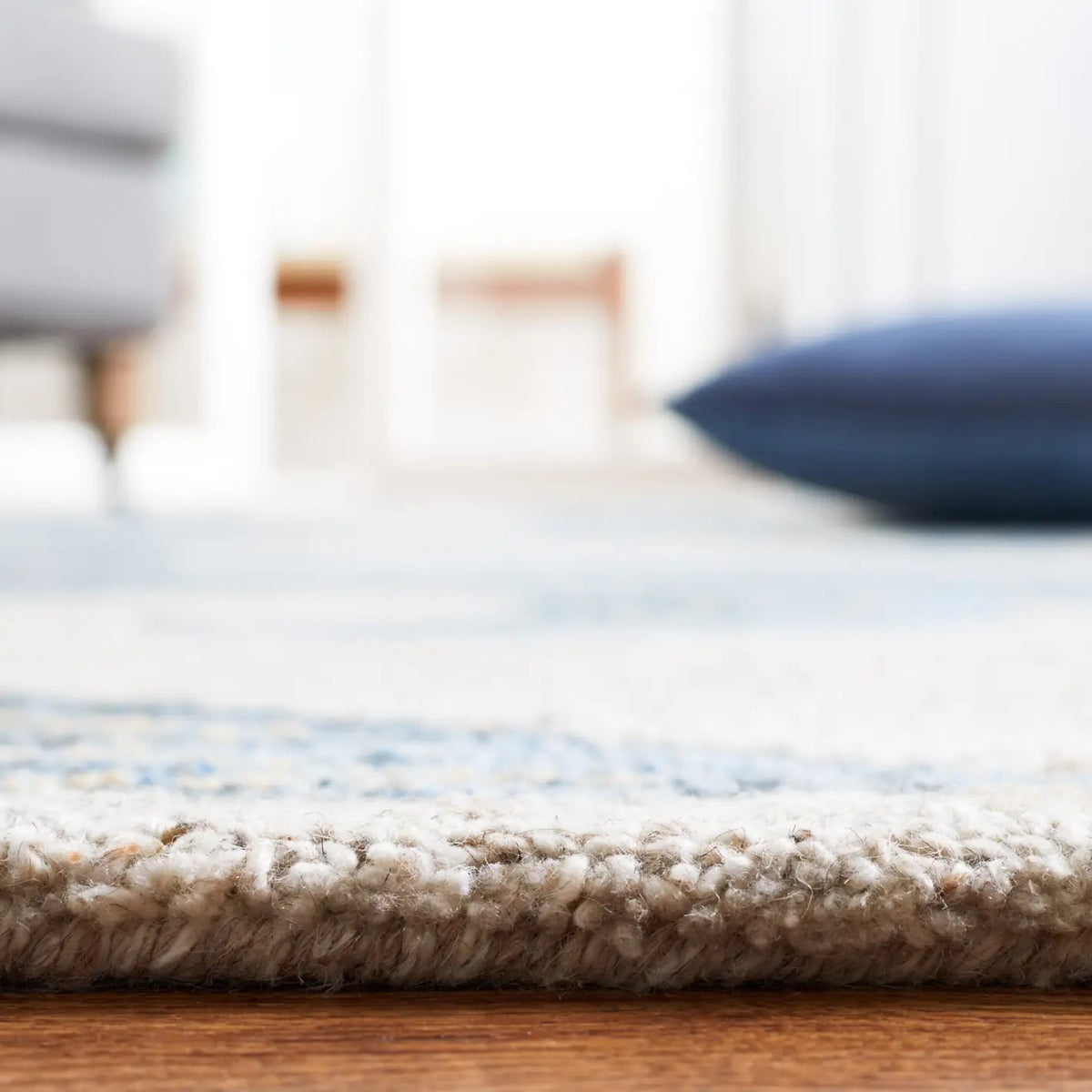 Safavieh Abstract 4'-0" x 6'-0" Rug in Beige / Blue