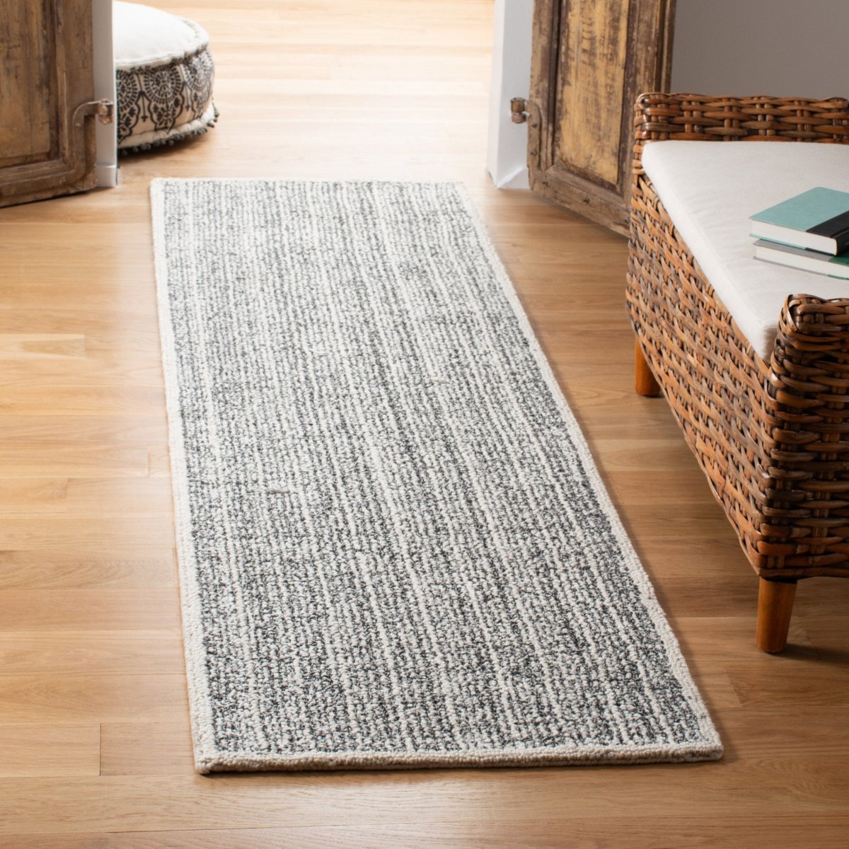 Safavieh Abstract Abt605A Ivory/Black Rug.