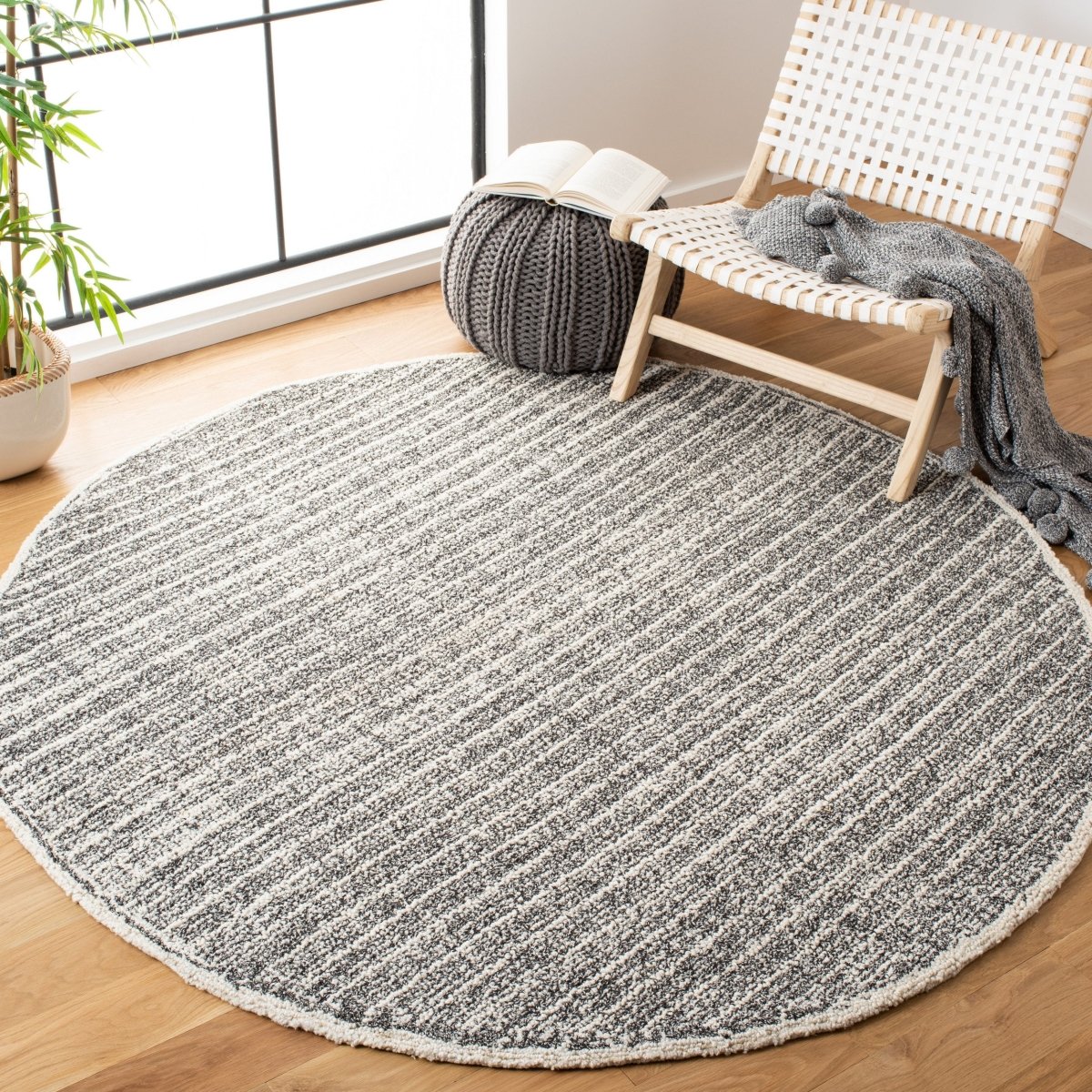 Safavieh Abstract Abt605A Ivory/Black Rug.