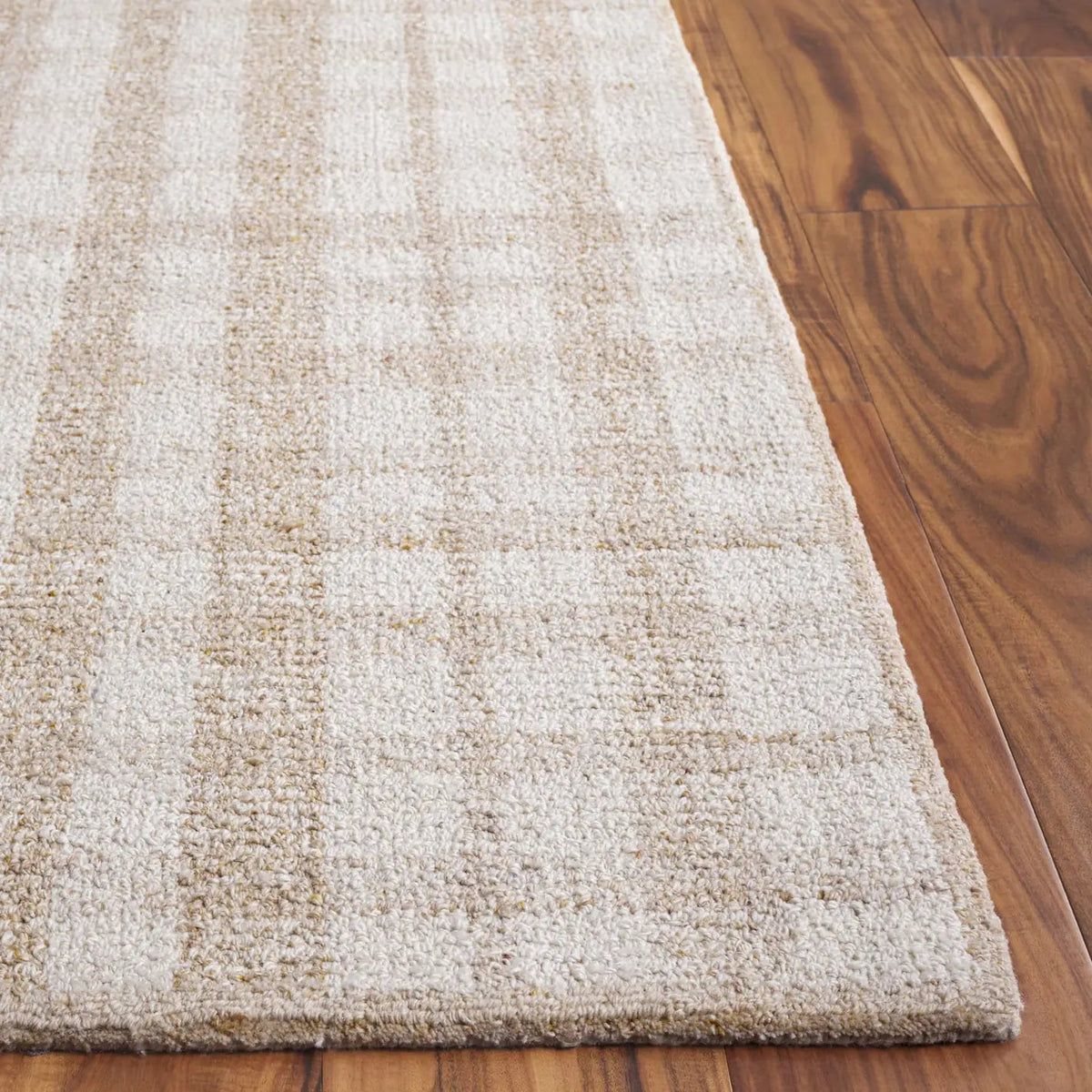 Safavieh Abstract 4'-0" x 6'-0" Rug in Ivory / Gold