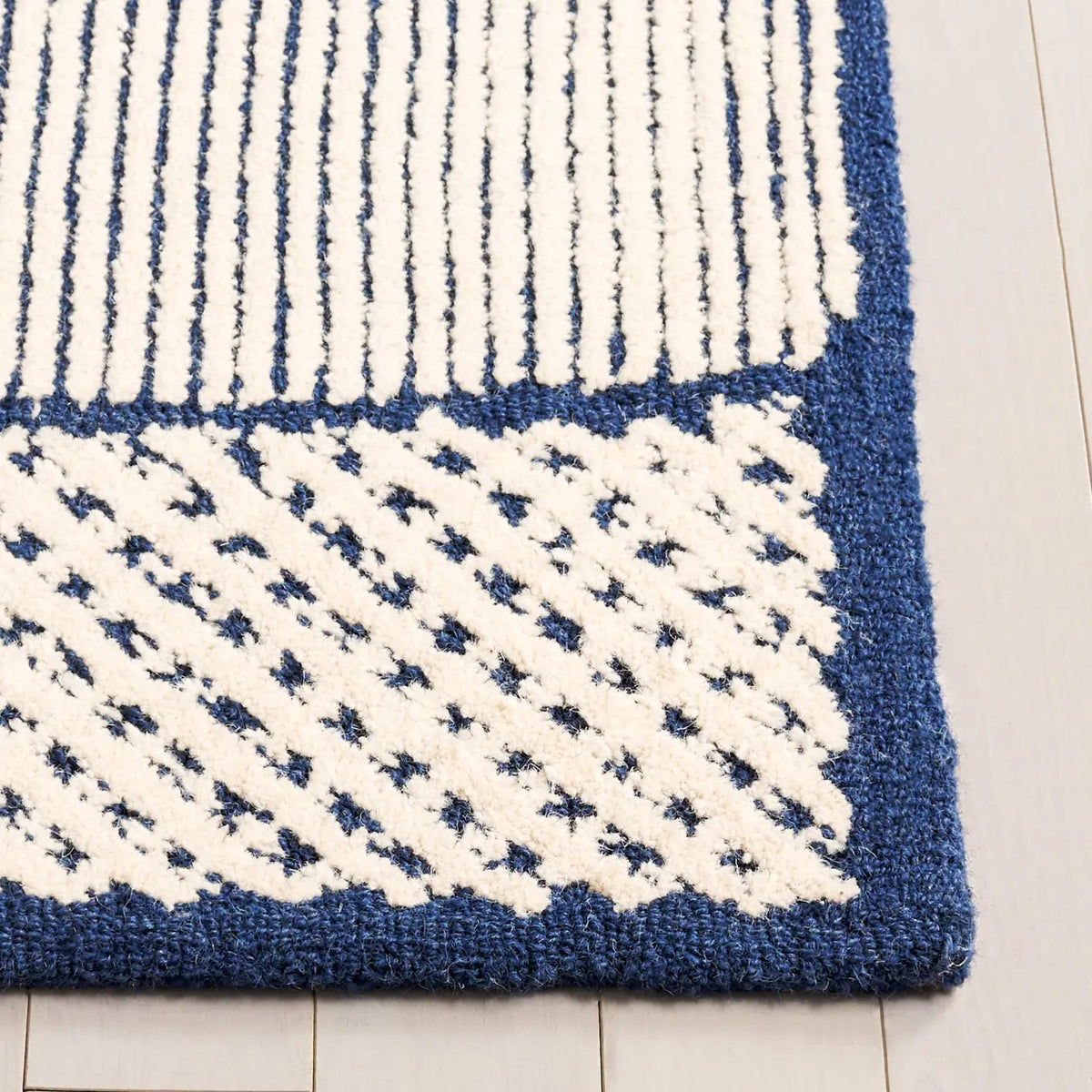Safavieh Abstract 4'-0" x 6'-0" Rug in Ivory / Navy