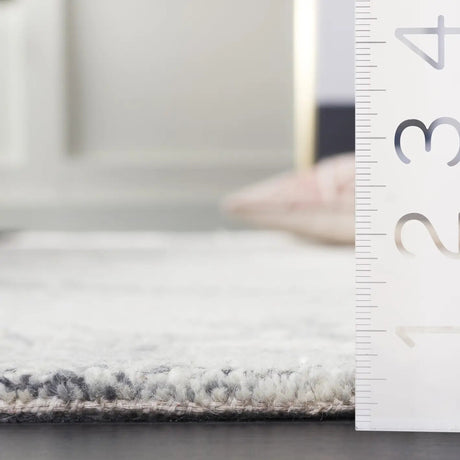 Safavieh Abstract 4'-0" x 6'-0" Rug in Grey / Ivory