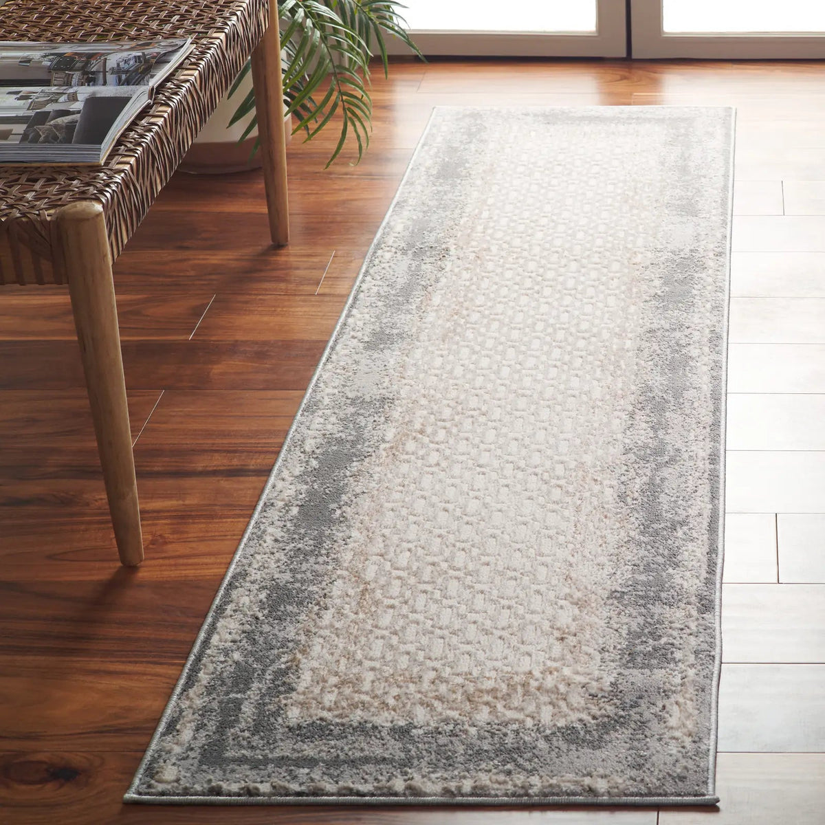 Safavieh Alenia 100 2'-0" x 8'-0" Rug in Ivory / Grey