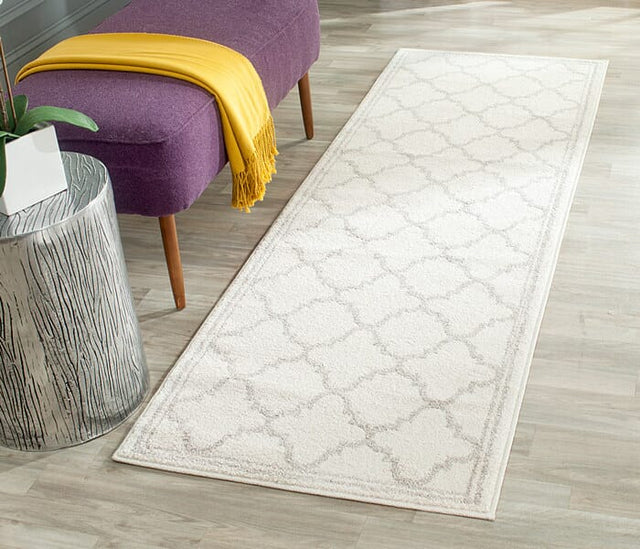 Safavieh Amherst Amt422E Beige / Light Grey Rugs.