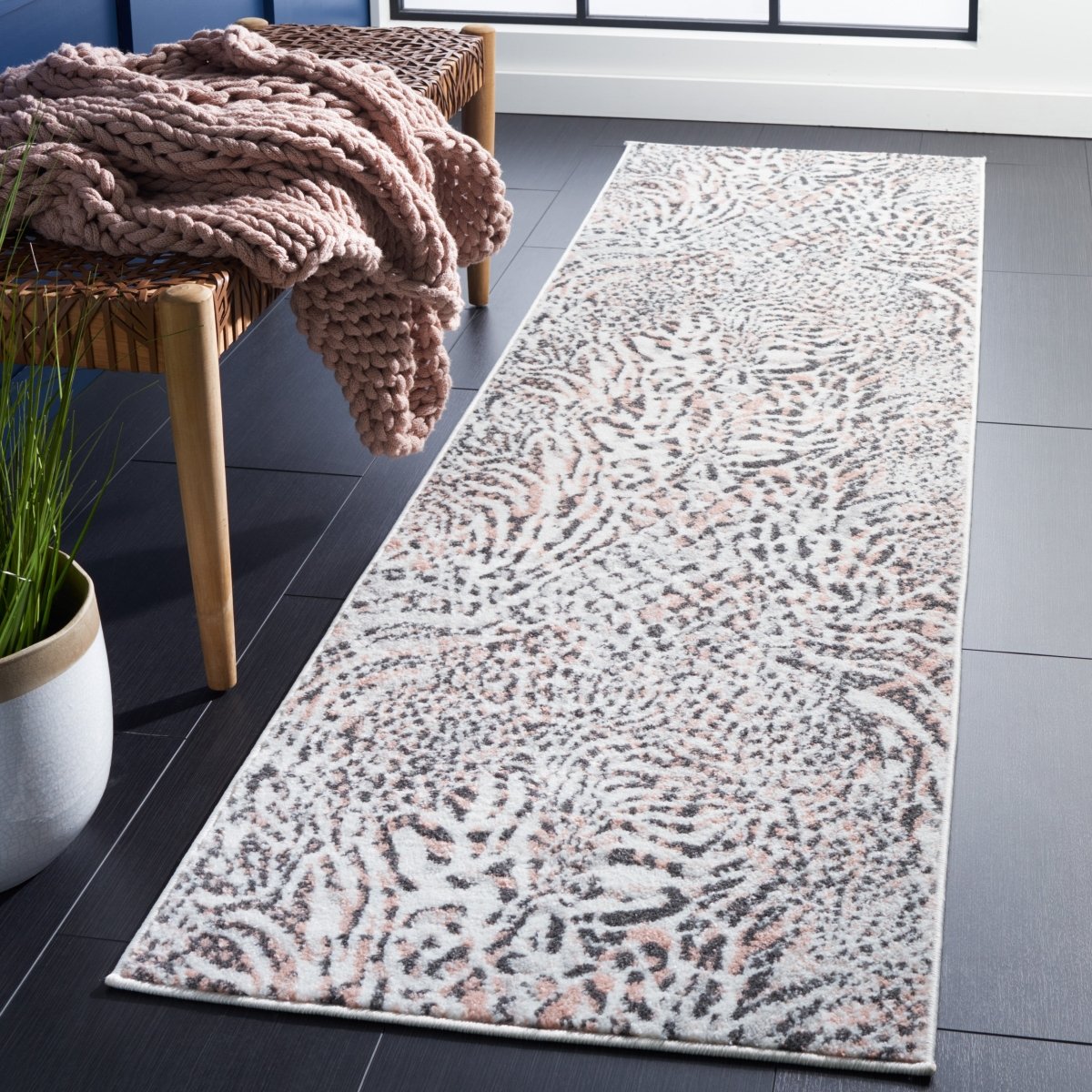 Safavieh Amsterdam Ams187U Ivory/Blush Rug.