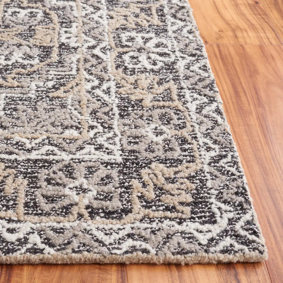 Safavieh Antiquity 4'-0" x 6'-0" Rug in Brown / Ivory